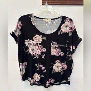 Wishful Park Black and Pink Floral Tee Women’s/Juniors Sz Medium Cropped